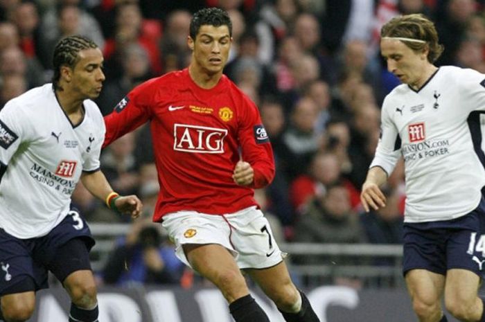 Aksi Cristiano Ronaldo (tengah) menerobos kawalan pemain lawan, salah satunya Luka Modric (kanan), dalam partai Manchester United lawan Tottenham Hotspur di Piala Liga Inggris, 1 Maret 2009, di Wembley, London.