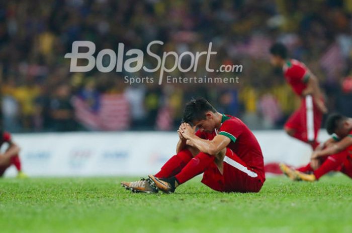 Para pemain Indonesia tertunduk lesu usai pertandingan semifinal melawan Malaysia di Stadion Shah Alam, Sabtu (26/8/2017).