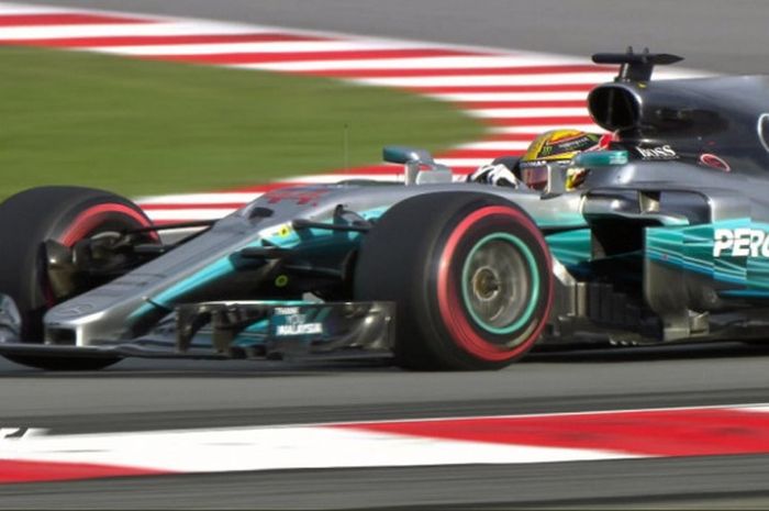 Lewis Hamilton berhasil merebut pole position pada sesi kualifikasi F1 GP Malaysia yang digelar pada Sabtu (30/9/2017).