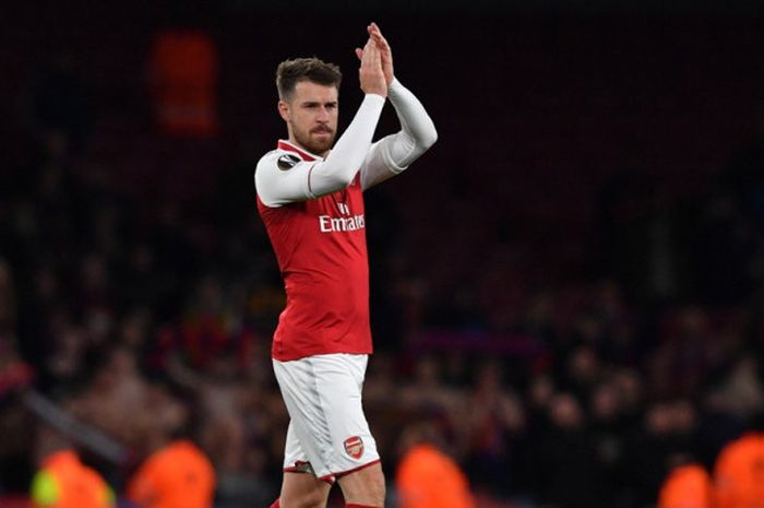 Gelandang Arsenal, Aaron Ramsey, bertepuk tangan untuk suporter seusai laga leg pertama perempat final Liga Europa kontra CSKA Moskva di Stadion Emirates, London, Inggris pada 5 April 2018.