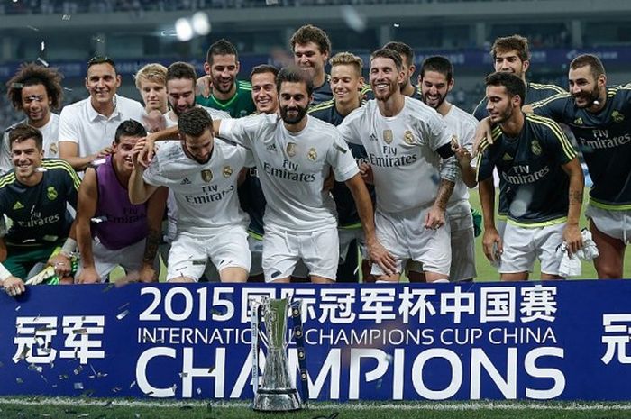 Para pemain Real Madrid saat merayakan keberhasilan mereka menjadi juara International Champions Cup 2015 usai mengalahkan AC Milan di Shanghai Stadium, Shanghai, China, pada 30 Juli 2015.