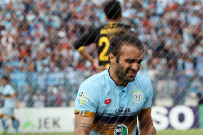 Ekspresi sedih Jose Coelho selepas mencetak gol pertama untuk Persela Lamongan saat melawan Barito Putera, Jumat (28/7/17).