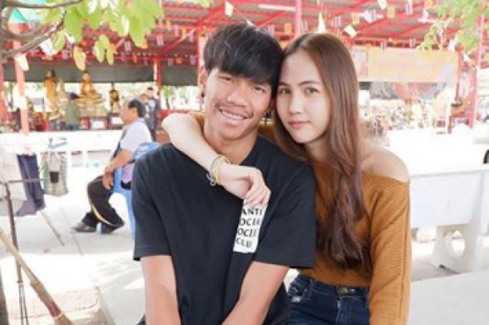 Gelandang Timnas U-19 Thailand, Nattawut Chootiwat dan kekasihnya