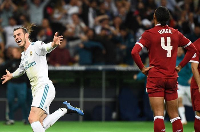 Penyerang Real Madrid, Gareth Bale (kiri), merayakan gol yang dicetak ke gawang Liverpool FC dalam laga final Liga Champions di Stadion NSC Olimpiyskiy, Kiev, Ukraina pada 26 Mei 2018.