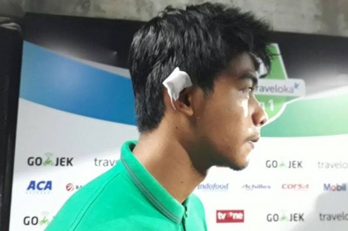 Kiper timnas U-22, Satria Tama, memperlihatkan telinganya yang diperban setelah menabrak tiang gawang dan mendapatkan tujuh jahitan pada laga uji coba kontra Bali United di Stadion Kapten I Wayan Dipta, Gianyar, Bali, Jumat (26/5/2017) malam WIB.