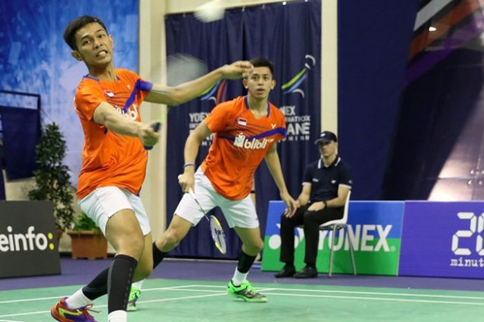 Pasangan ganda putra Indonesia, Fajar Alfian/Muhammad Rian Ardianto, mengembalikan kok ke arah Lee Jhe-Huei/Lee Yang (Taiwan). Fajar/Rian kalah dengan skor 11-21, 19-21 pada laga perempat final yang berlangsung di Stade Pierre de Coubertin, Jumat (27/10/2017).