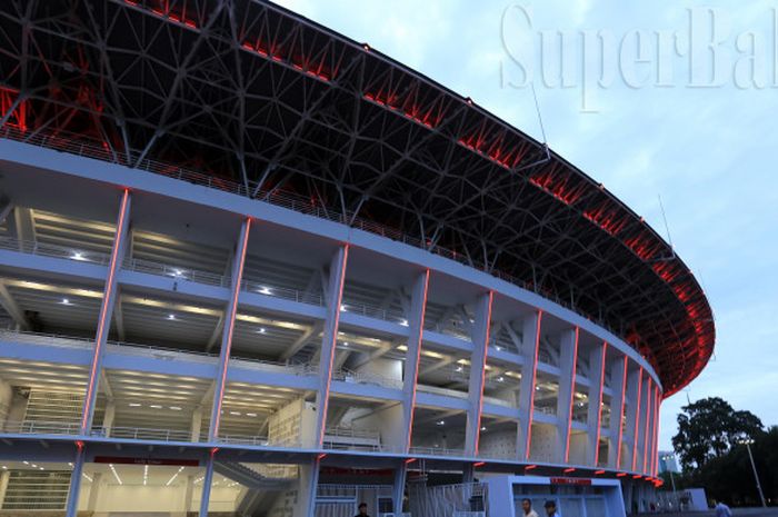 Sisi luar Stadion Utama Gelora Bung Karno, Jakarta, setelah renovasi yang diabadikan pada 11 Januari 2018.