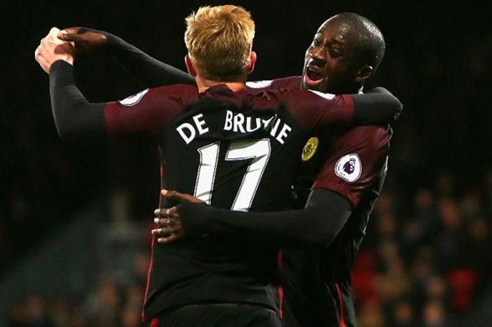 Selebrasi gelandang Manchester City, Yaya Toure (kanan), bersama Kevin de Bruyne seusai berhasil mencetak gol ke gawang Crystal Palace di Stadion Selhurst Park, London, Inggris, pada Sabtu (19/11/2016).