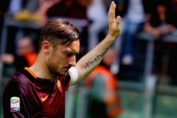 Kapten AS Roma, Francesco Totti, melambaikan tangan kepada suporter setelah laga Serie A menghadapi Chievo di Stadion Olimpico, Roma, 8 Mei 2016.