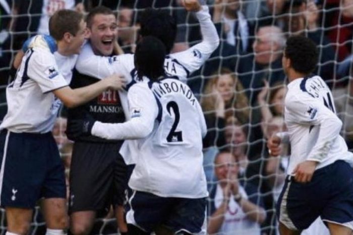Kiper Tottenham, Paul Robinson, merayakan golnya ke gawang Watford pada laga EPL 2006-2007 di White Hart Lane (17/3/07).