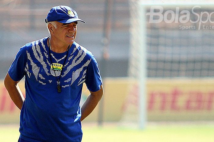       Pelatih Persib Bandung, Roberto Carlos Mario Gomez, saat memimpim latihan tim di Gelora Bung T