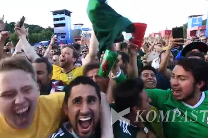 Suporter Meksiko merayakan kemenangan 2-0 timnas Korea Selatan atas timnas Jerman di Fan Zone Moskow seusai laga terakhir Grup F, Rabu (27/6/2018).