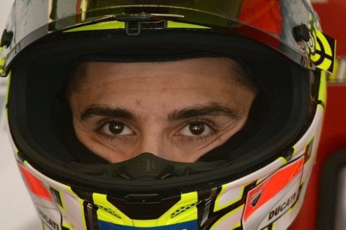 Pebalap Ducati, Andrea Iannone, sedang berada di paddock jelang tampil pada SESI kualifikasI GP Prancis di Sirkuit Le Mans, Sabtu (7/5/2016).