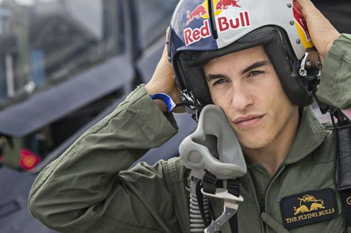 Pebalap MotoGP dari tim Repsol Honda, Marc Marquez, saat menjajal kemampuan dirinya menjadi pilot.