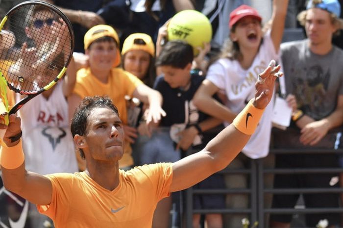 Petenis tunggal putra asal Spanyol, Rafael Nadal, melakukan selebrasi setelah memenangi laga atas Fabio Fognini (Italia) pada babak perempat final turnamen Italian Open 2018 di Foro Italico, Roma, Italia, Jumat (18/5/2018).