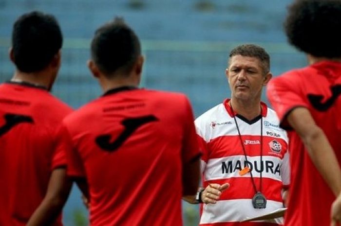 Pelatih Madura United, Gomes Oliveira saat memimpin latihan anak asuhnya di Stadion Brantas, Kota Batu.