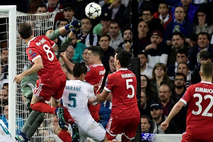 Kiper Real Madrid, Keylor Navas (ketiga dari kiri), meninju bola dalam laga leg kedua semifinal Liga Champions kontra Bayern Muenchen di Stadion Santiago Bernabeu, Madrid, Spanyol pada 1 Mei 2018. 