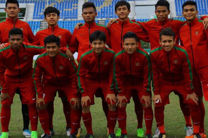 Pose bersama pemain timnas U-19 Indonesia sebelum laga kontra timnas U-19 Vietnam pada laga ketiga Grup B Piala AFF U-18 2017 di Stadion Thuwunna, Yangon, Senin (11/9/2017).