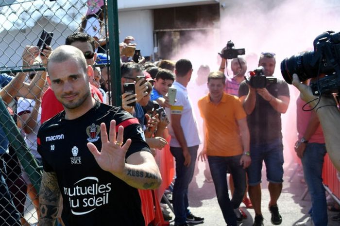 Gelandang OGC Nice, Wesley Sneijder, bersiap melakukan sesi latihan di Nice, Prancis, pada 7 Agustus 2017.