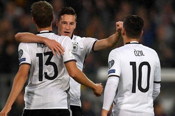  Julain Draxler (tengah) merayakan golnya untuk Jerman bersama Mesut Oezil (kanan) dan Thomas Mueller dalam laga Kualifikasi Piala Dunia 2018 lawan Irlandia Utara di HDI Arena, Hannover, Jerman, 11 Oktober 2016. 