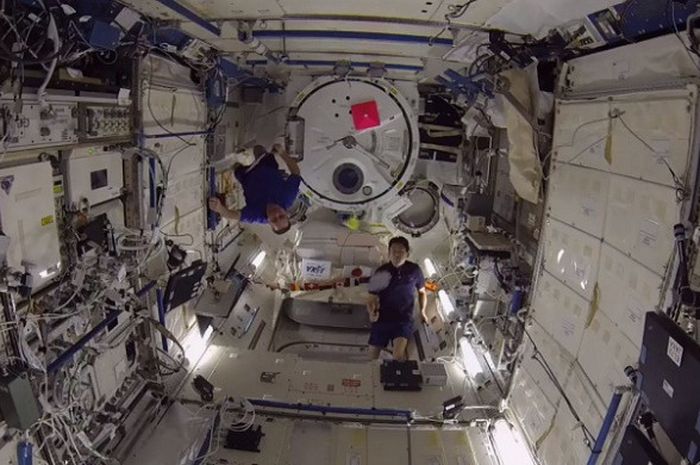 Sejumlah astronot bermain bulu tangkis di Stasiun Luar Angkasa Internasional.