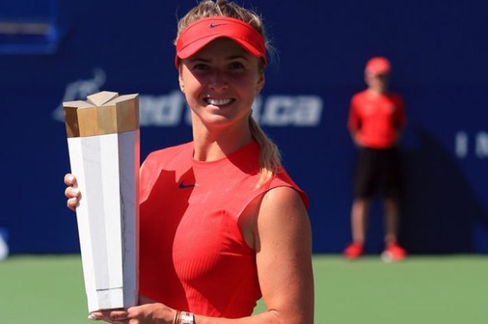 Petenis Ukraina, Elina Svitolina, berpose dengan trofi Rogers Cup setelah memenangi pertandingan final melawan Caroline Wozniacki (Denmark) di Aviva Centre, Toronto, Kanada, Minggu (13/8/2017). Svitolina menang dengan skor 6-4, 6-0.