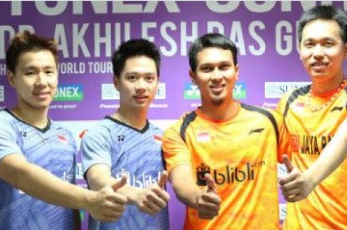  Ganda putra Indonesia, Marcus Fernaldi/Kevin Sanjaya (ungu) dan Mohammad Ahsan/Hendra Setiawan (kuning), saling berhadapan pada semifinal India Open 2018, Sabtu (3/2/2018).      