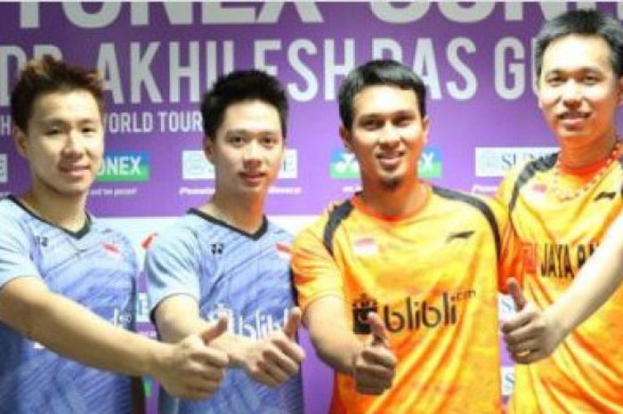 Ganda putra Indonesia, Marcus Fernaldi/Kevin Sanjaya (unggu) dan Mohammad Ahsan/Hendra Setiawan (kuning), saling berhadapan pada semifinal India Open 2018, Sabtu (3/2/2018).    