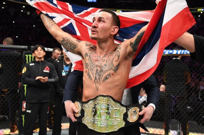 Ekspresi Max Holloway saat berhasil mempertahankan sabuk juara miliknya pada ajang UFC 231.