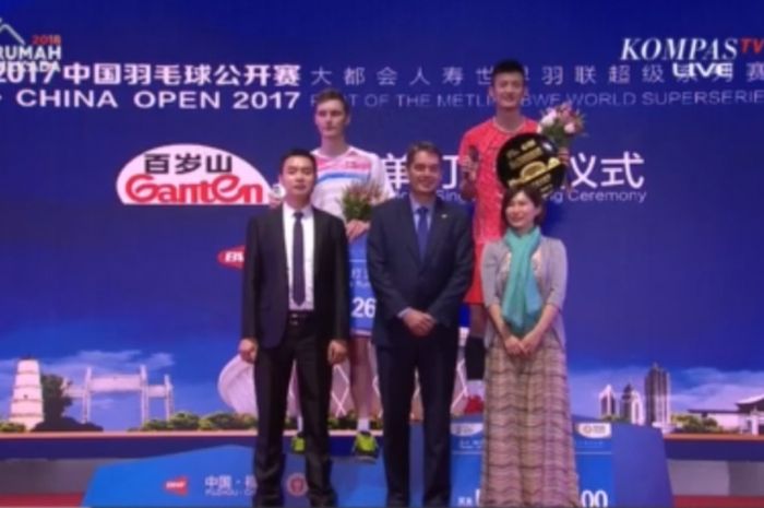Viktor Axelsen (kiri) dan Chen Long saat berada di podium China Open 2017 pada Minggu (19/11/2017) di Haixia Olympic Sports Center, Fuzhou, China.