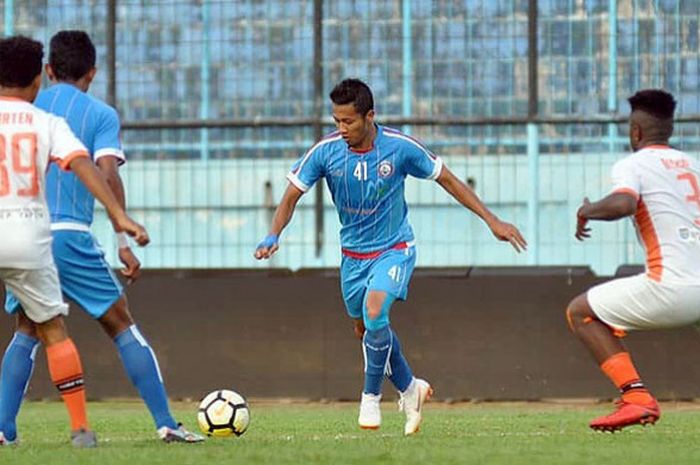 Arema FC (biru) saat melawan Perseru Serui dalam laga uji coba di Stadion Kanjuruhan Kabupaten Malang pada Sabtu (1/8/2018).