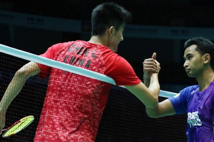 Pebulu tangkis tunggal putra Indonesia, Tommy Sugiarto, tak dapat menutupi ekspresi kecewa seusai dikalahkan pemain nomor satu dunia dari China, Chen Long, pada babak perempat final Kejuaraan Asia yang berlangsung di Wuhan Sports Center, Wuhan, China, Jumat (29/4/2016).