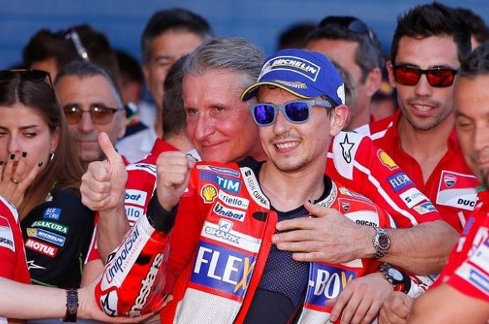 Pebalap Ducati Team, Jorge Lorenzo, merayakan keberhasilan finis di posisi ketiga pada GP Spanyol yang berlangsung di Sirkuit Jerez, Minggu (7/5/2017).