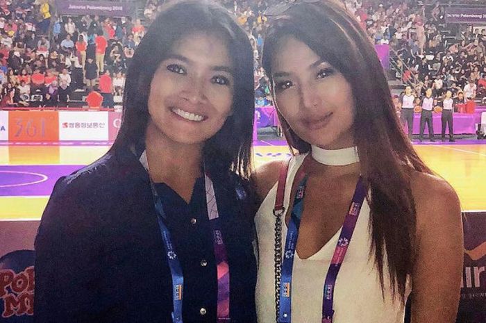 Maria Selena (kanan) menyaksikan pertandingan basket di Asian Games 2018 bersama Anindya Kusuma Putri