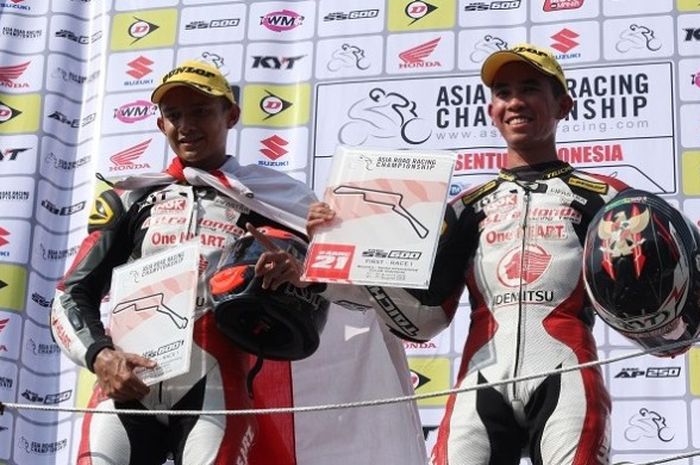 Pebalap Astra Honda Motor, Dimas Ekky Pratama (kiri) dan Gerry Salim, berpose setelah meraih podium pada balapan pertama ARRC 2016 kelas supersports 600cc di Sirkuit Sentul, Bogor, Sabtu (6/8/2016).