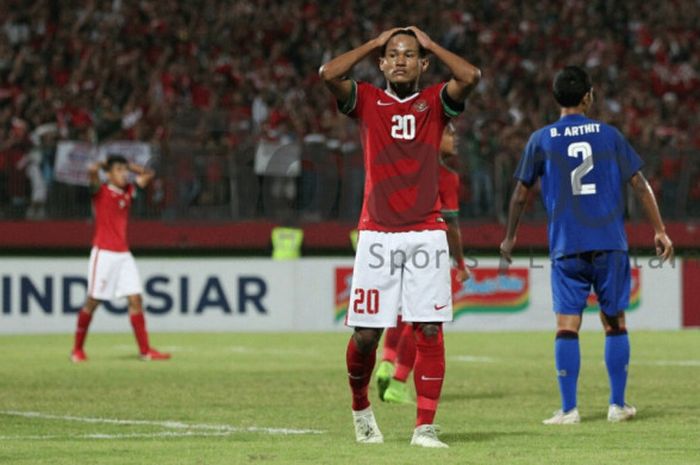 Ekspresi penyerang timnas U-16 Indonesia, Amiruddin Bagus Kahfi seusai nyaris membobol gawang timnas U-16 Thailand pada final Piala AFF U-16 2018 di Stadion Gelora Delta, Sidoarjo, 11 Agustus 2018. 