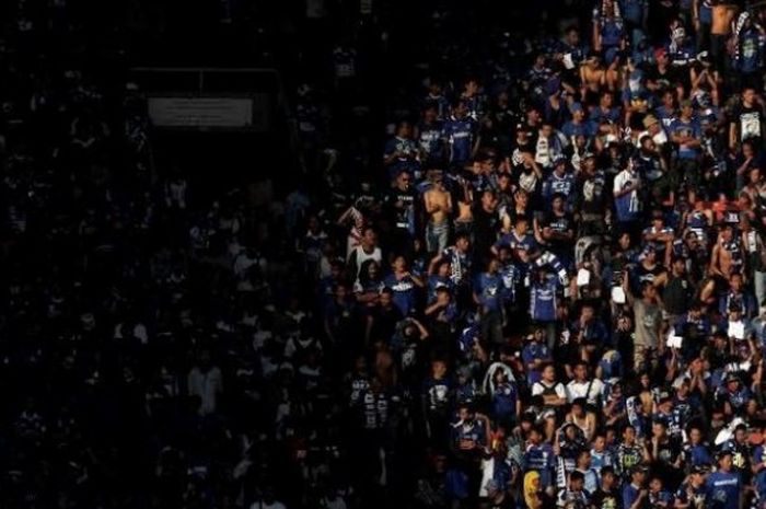 Pendukung Persib, bobotoh saat memenuhi SUGBK pada final Piala Bhayangkara, 3 Maret 2016. Fans Persib dengan tegas menolak kehadiran Jakmania mendukung Persija di Kota Bandung.