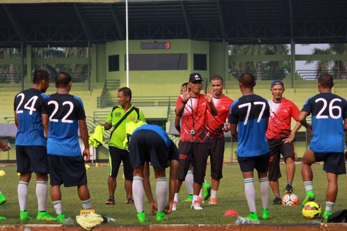 Skuat PSMS Medan saat latihan di Stadion Kartika, kawasan Divisi I Kostrad Cilodong beberapa waktu lalu.