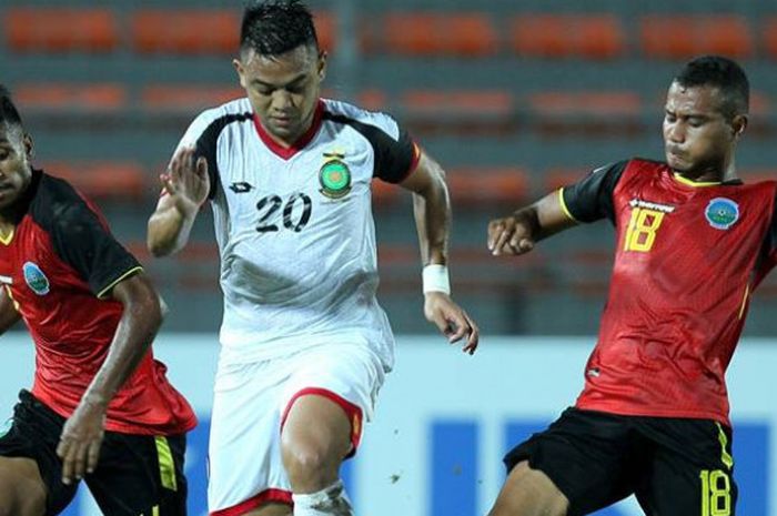 Striker Brunei Darussalam, Adi Said  (tengah)  sedang dikawal dua pemain Timor Leste, Filipe Oliveira (kiri) dan Filomeno Junior Da Costa (kanan) pada babak kualifikasi leg pertama Piala AFF 2018 di Stadion Kuala Lumpur (1/9/2018).