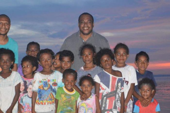 Mantan Pemain Timnas Indonesia, Jack Komboy (Kanan), bersama dengan anak-anak Papua