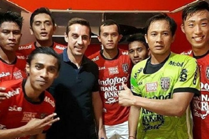 Gary Neville bersama para pemain Bali United