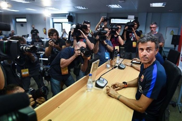 Pelatih FC Barcelona, Luis Enrique, melakukan konferensi pers di FC Barcelona Sports Centre, Barcelona, Spanyol, pada 26 Mei 2017.