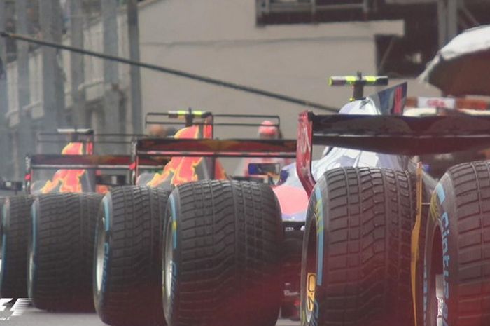 Para pebalap Formula 1 bersiap-siap mengikuti sesi latihan bebas ketiga GP Italia di Sirkuit Monza (2/9/2017).