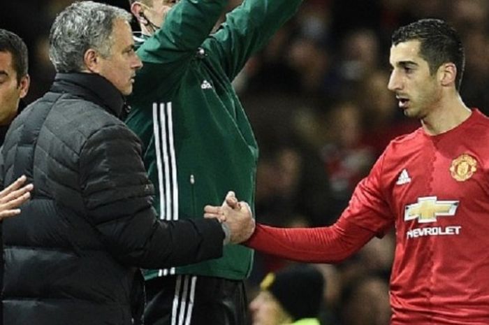 Manajer Manchester United, Jose Mourinho, menyalami Henrik Mkhitaryan yang ditarik keluar pada babak kedua pertandingan kontra Feyenoord, Kamis (24/11/2016). 