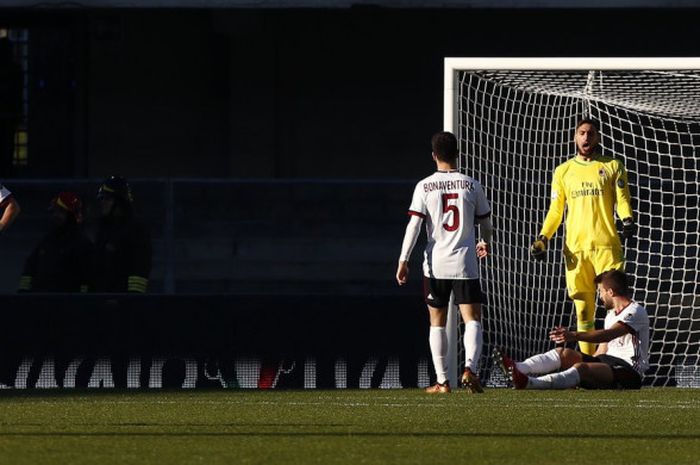 Reaksi kiper AC Milan, Gianluigi Donnarumma, usai kebobolan tiga gol pada laga melawan Hellas Verona di Liga Italia, Minggu, 17 Desember 2017