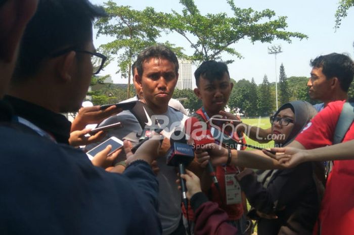Asisten pelatih timnas U-23 Indonesia, Bima Sakti menjawab pertanyaan wartawan seusai memimpin latihan di Lapangan ABC, Senayan, Jakarta, Minggu (19/8/2018).