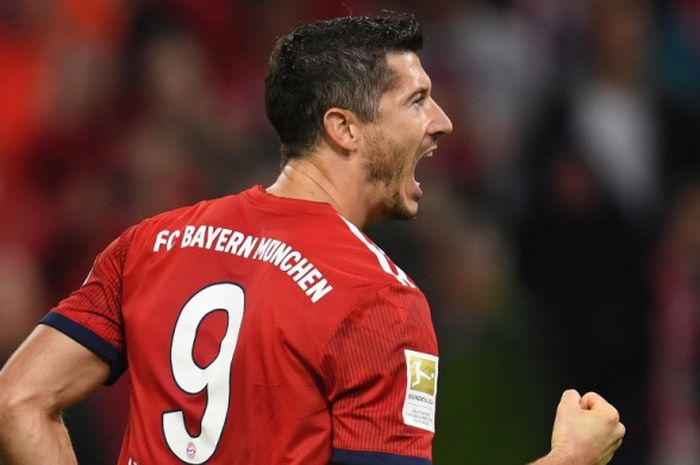 Penyerang Bayern Muenchen, Robert Lewandowski, merayakan gol yang dicetak ke gawang Hoffenheim dalam laga Liga Jerman di Stadion Allianz Arena, Muenchen pada 24 Agustus 2018.