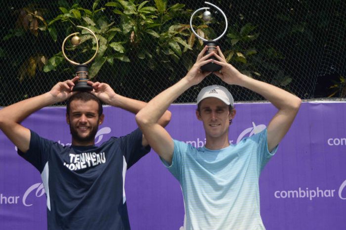 Quentin Robert (kiri) keluar sebagai juara tunggal Combiphar Tennis Open 2018, Minggu (29/7), di The Sultan Hotel, Jakarta.