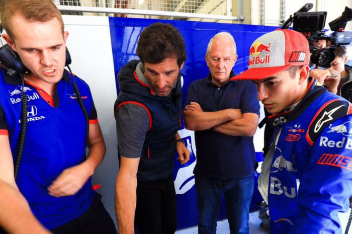  Pebalap Repsol Honda, Marc Marquez (kanan), melakukan persiapan sebelum menjajal mobil Formula 1 di Red Bull Ring, Spielberg, Austria (5/6/2018). Tampak juga mantan pebalap F1, Mark Webber (dua dari kiri), dan konsultan Red Bull, Helmut Marko (dua dari kanan). 