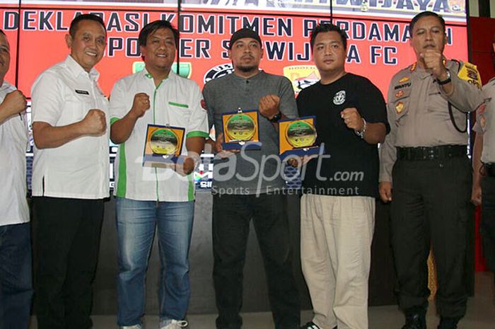Kapolresta Palembang, Kombes Wahyu Bintono HB, Manager Sriwijaya FC serta tiga ketua kelompok suporter, berpose bersama usai deklarasi damai, Kamis (12/4/2018) di Polresta Palembang.